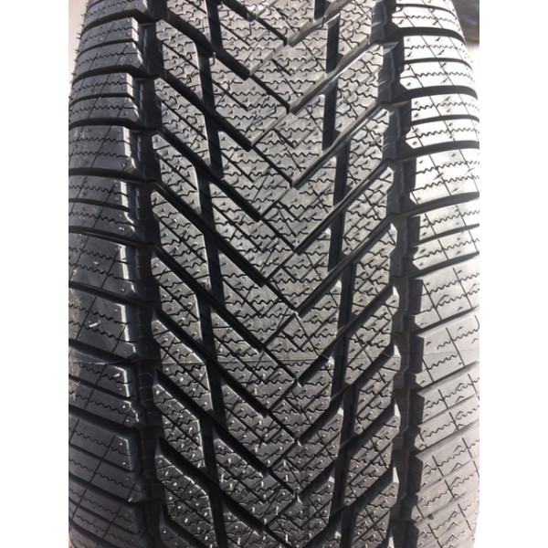 Royal Black Royal Winter HP 215/65 R16 98H